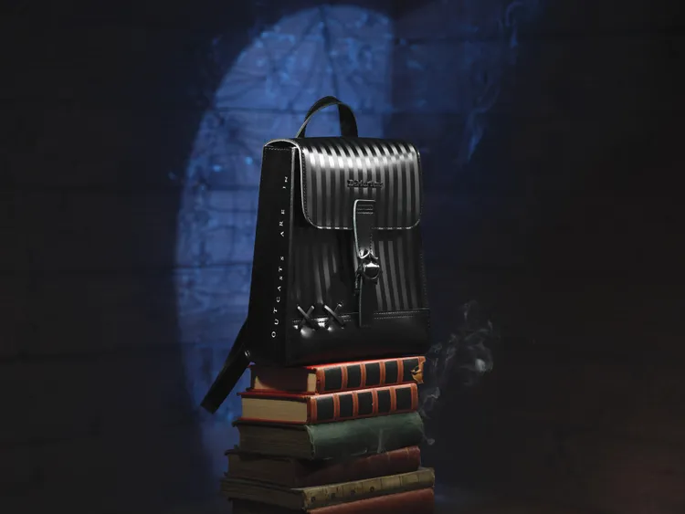 Dr. Martens x Wednesday盒形後背包，7980元。品牌提供