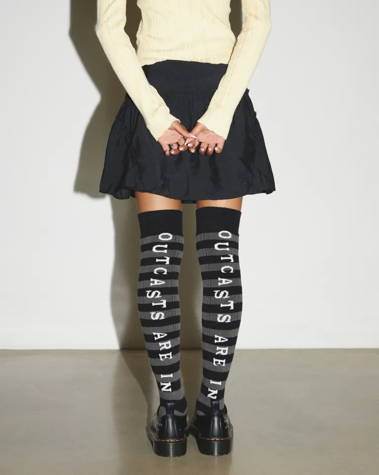 Dr. Martens x Wednesday過膝條紋襪，1280元。品牌提供