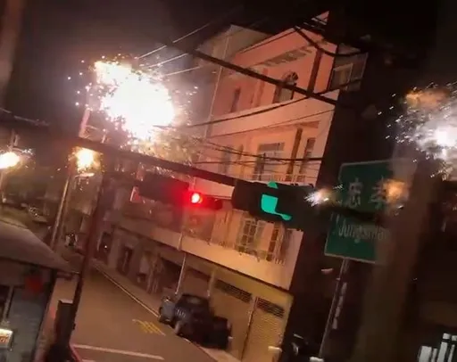 嚇死人了！帆布掉落高壓線路上引起短路爆火花　新屋區逾千戶停電