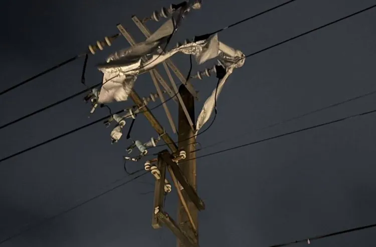 帆布掛在高壓線路上。桃園區營業處提供