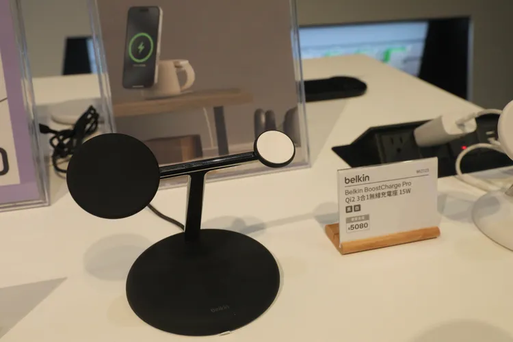 「Qi2 3合1無線充電座」可同時為三種裝置充電， 活潑的造型設計更讓它擁有全球銷量之冠的稱號。