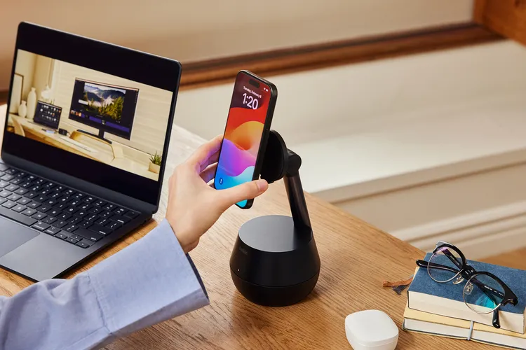 「DockKit自動追蹤專業支架」讓手機拍攝時的穩定性與靈活度更高。