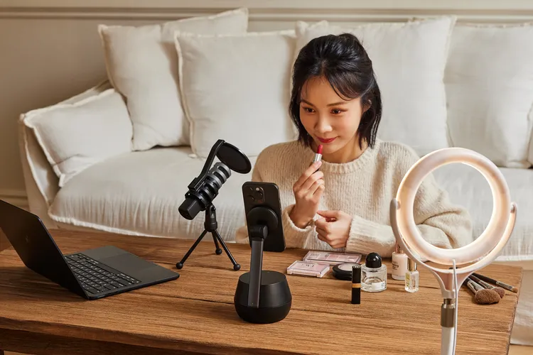 「DockKit自動追蹤專業支架」能全方位追蹤人臉功能， 非常適合經常進行直播或拍攝短影音的創作者使用。