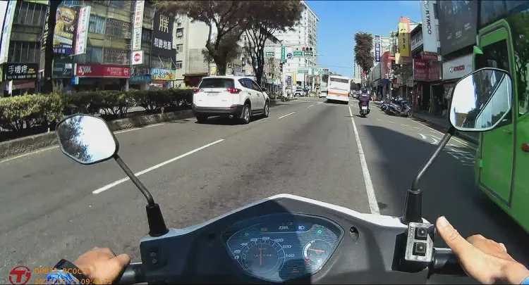 中市警「公車大執法」，還是有公車司機無視，甚至直接闖紅燈。讀者提供