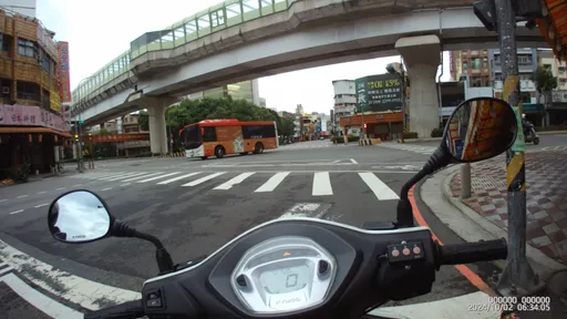 台中公車撞死人後大執法 沒反省!員警面前闖紅燈、違規左轉太傻眼