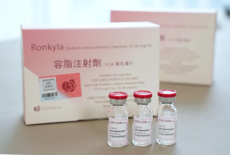 Ronkyla容脂注射劑是首個由台灣研發與製造的消脂產品，為經過台灣衛福部核准、用於「改善成人頦下脂肪堆積」適應症之注射劑。