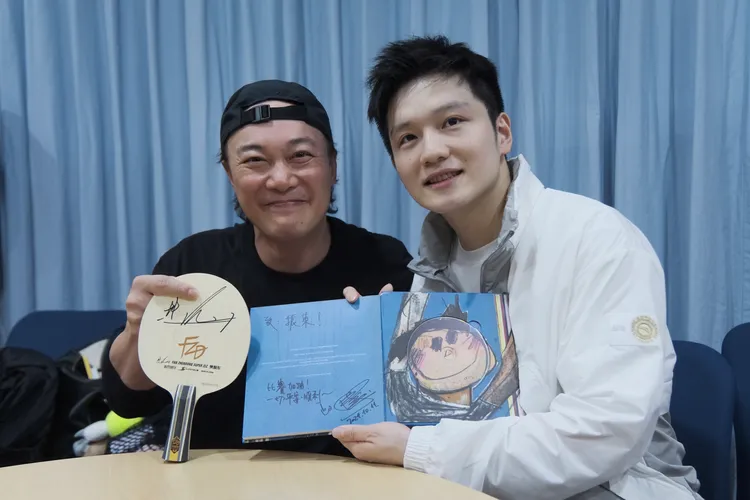 陳奕迅讓樊振東簽名桌球拍。環球音樂提供