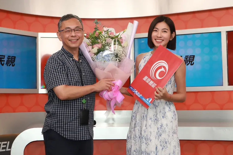 民視鳳凰藝能迎新，總經理趙善意（左）送上花跟識別證，米可白加盟挑戰新戲。圖／民視提供