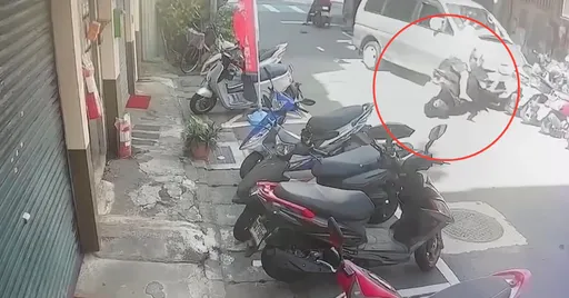 新莊小貨車暴衝迎面撞飛8旬騎士　路邊13機車也遭殃！驚悚畫面曝