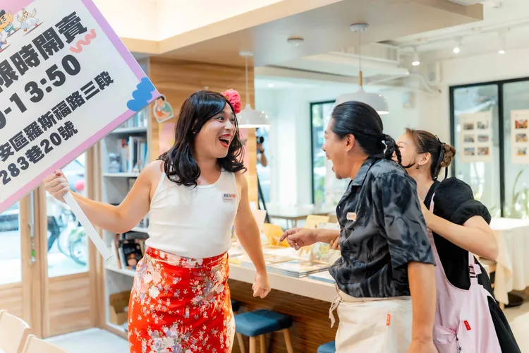 珍珍（無尊，左起）現魅力攬客助攻，亂彈阿翔、吳映潔大笑。好看娛樂提供