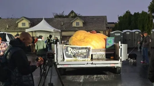 金傑將南瓜王魯迪運到比賽地點加州時，已經是隔天的晚上了。翻攝Instagram/Travis Gienger