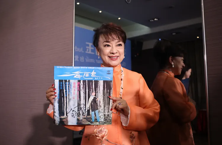 翁倩玉今秀昔日暢銷《海鷗》唱片。攝影中心攝