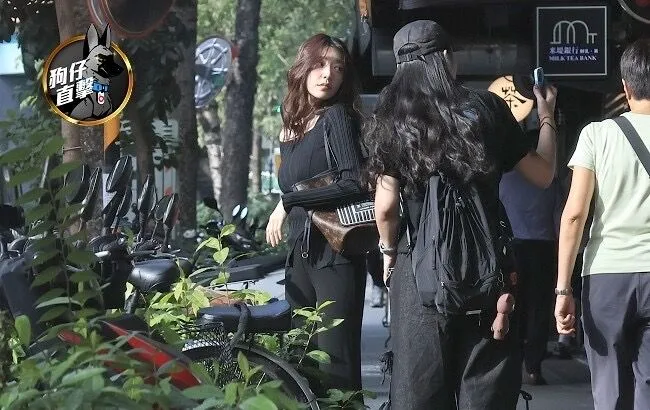 郭雪芙現身台北街頭，背著名牌包包沐浴在陽光下，由助理拍攝網美照。特勤中心攝