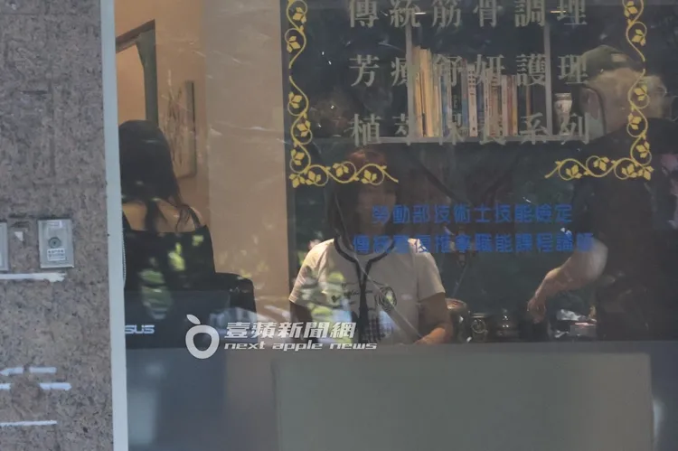 郭雪芙（左）走進永和寫有筋骨調理的店家。特勤中心攝