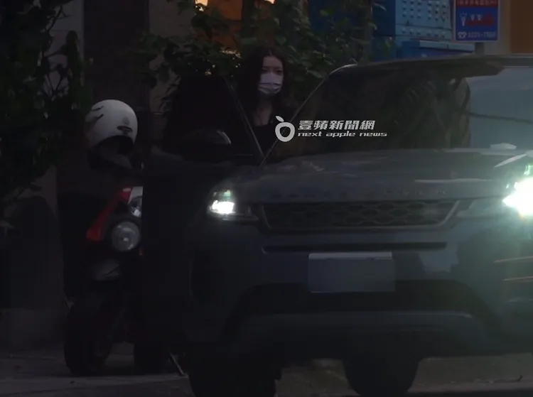 傍晚，郭雪芙離開店家準備上車。特勤中心攝