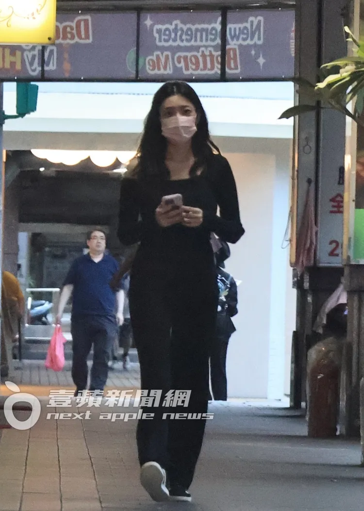 郭雪芙突然下車，拿著手機往採訪車走過來。特勤中心攝