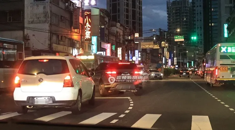 郭雪芙的車未依照燈號指示違規左轉。特勤中心攝