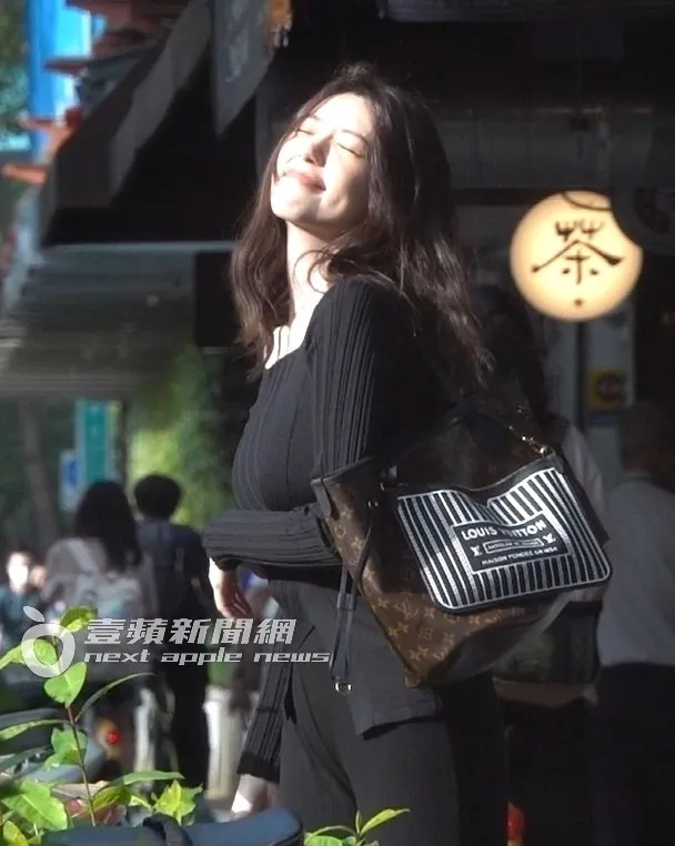 郭雪芙肩背8萬6500元LV Neverfull托特包，在咖啡廳前拍慵懶美照。特勤中心攝