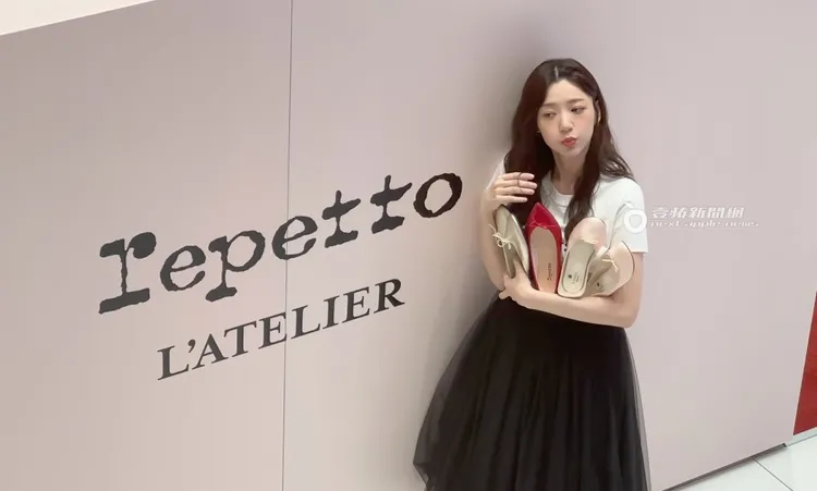 郭雪芙嘟嘴賣萌，捧著鞋子在Repetto訂製鞋工坊拍照。特勤中心攝