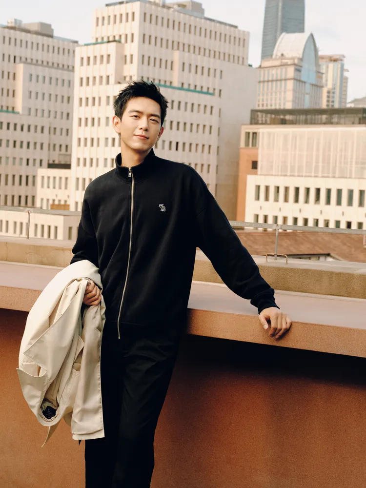 李現換上黑色休閒運動套裝。品牌提供