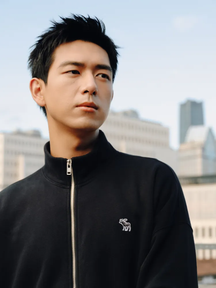 李現穿著A&F 2024秋冬男裝。品牌提供