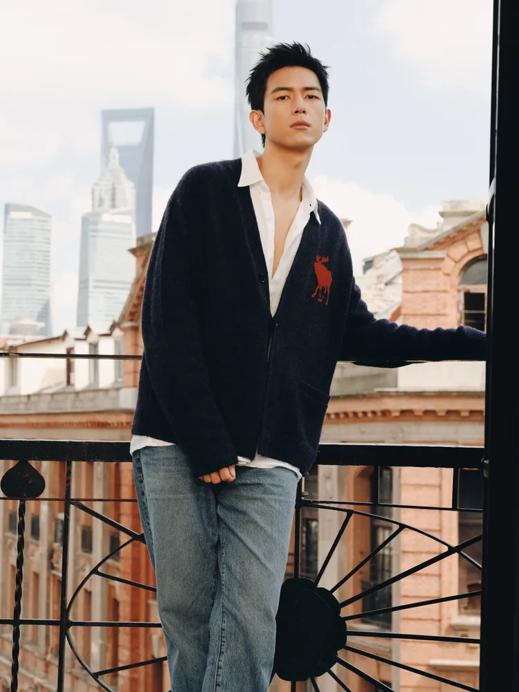 李現穿著A&F秋冬系列的經典小麋鹿圖案開襟衫。品牌提供