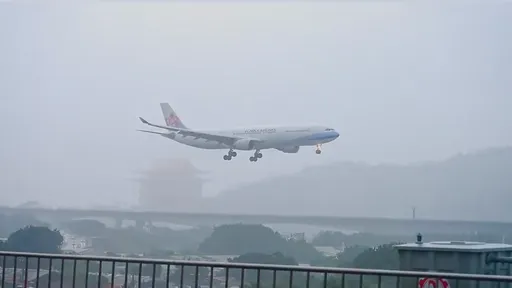 影/華航機長力抗康芮 挺過3分鐘「劇烈搖晃」平安落地松山機場