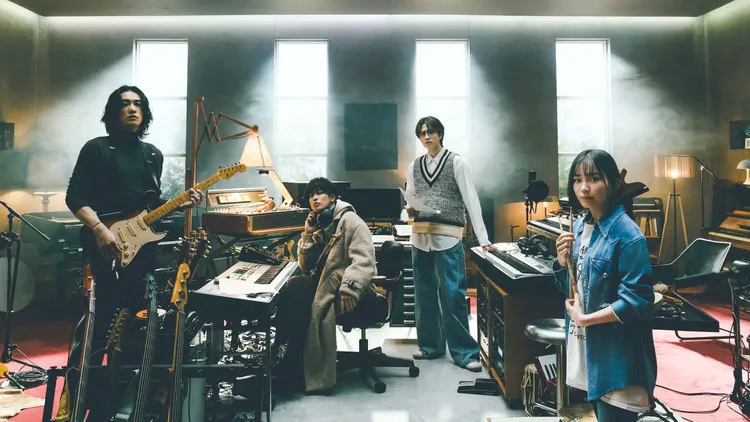 町田啓太（左）不會彈吉他，為《GLASS HEART》苦練1年半的吉他。翻攝Netflixjp X（推特）