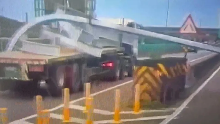 鋼材掉落地刮斷號誌桿。翻攝畫面