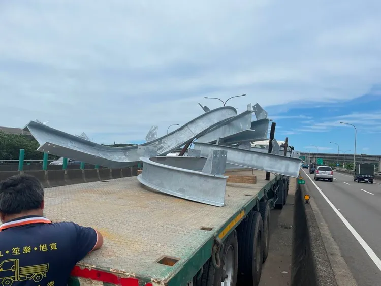 聯結車載運的鋼材。平鎮警分局提供