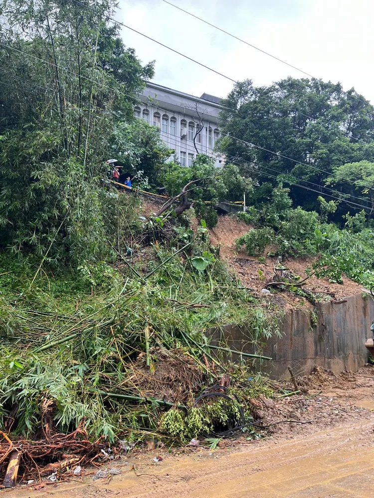邊坡土石流，工務單位搶救中。工務局提供