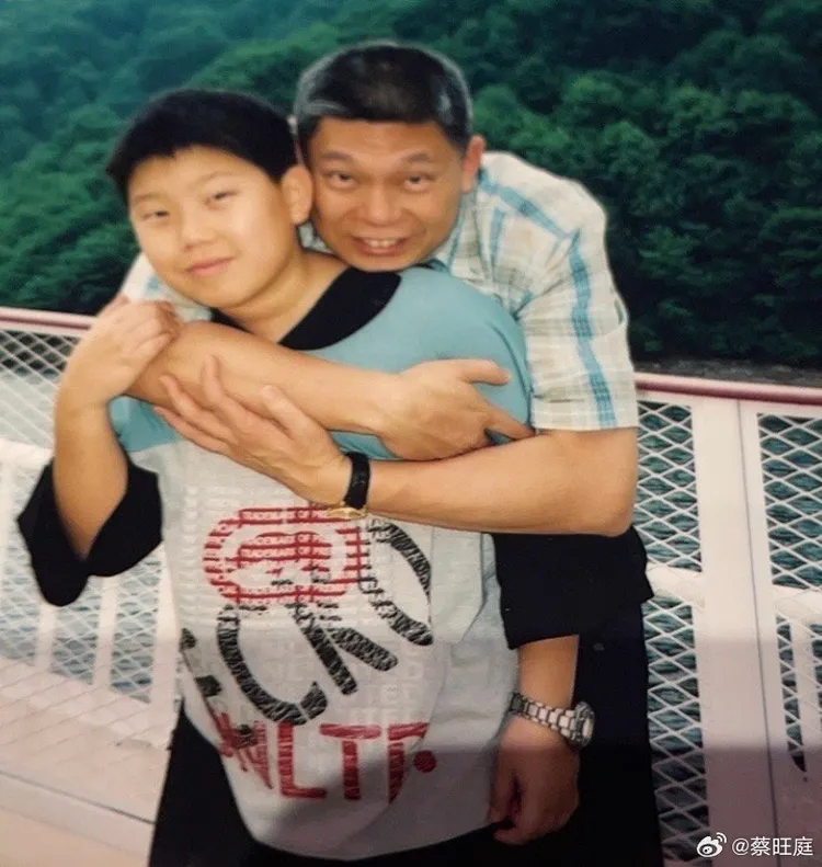 蔡旺庭曾PO出父子照祝福蔡衍明父親節快樂。翻攝蔡旺庭微博