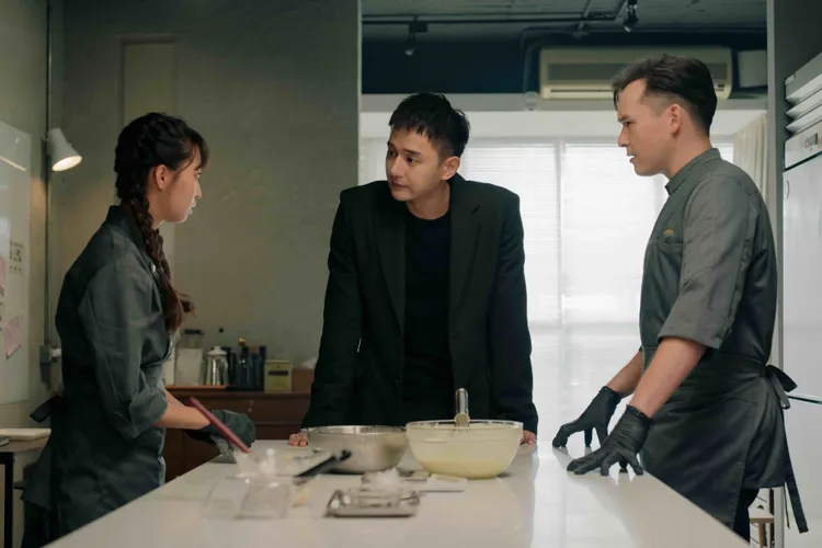 張軒睿（中） 飾演企業家二代，右為倪安東、左為陳巧媛。良人行影業、東森電視提供