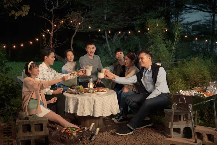 《不愛，愛》是以甜點職人為背景的都會愛情劇，左起陳巧媛、曾向鎮、韓寧、張軒睿、邱珮淇、溫宇庭、倪安東。良人行影業、東森電視提供