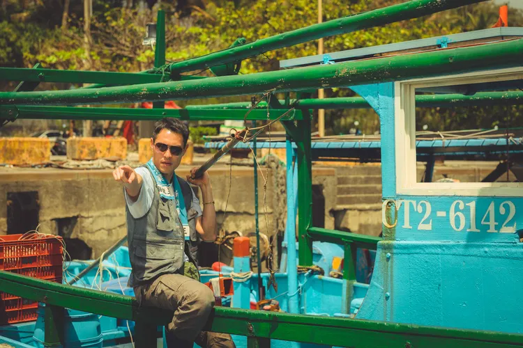 楊祐寧在影集《太太太厲害》裡演出成功鎮最帥魚販。鹿路電影提供