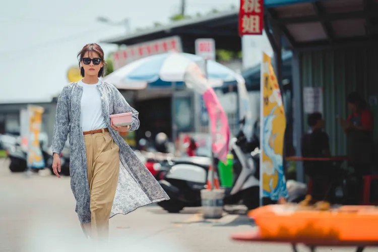 曾沛慈在影集《太太太厲害》裡演出可愛的主婦發明家。鹿路電影提供