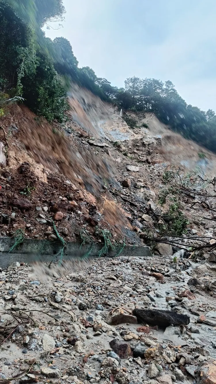 新北市金山區台2甲線部分路段土石坍方造成雙向阻斷，公路局預計今（5日）16時搶通單線雙向通行。取自臉書金山人報報
