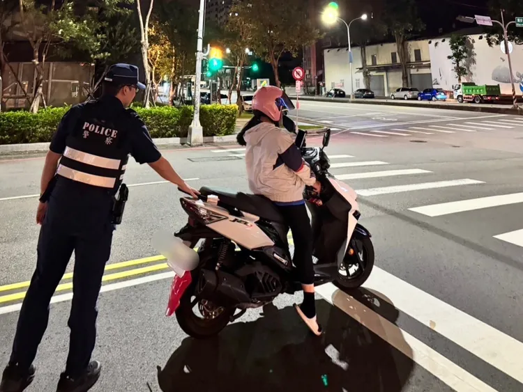 警員幫女騎士扶起機車，協助她起步。民眾提供