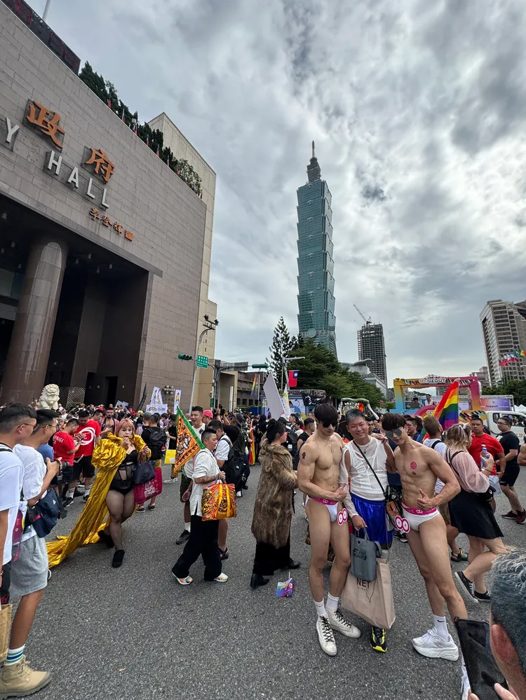 台灣同志大遊行今（26日）下午於北市府廣場集合出發現場。彭欣偉攝