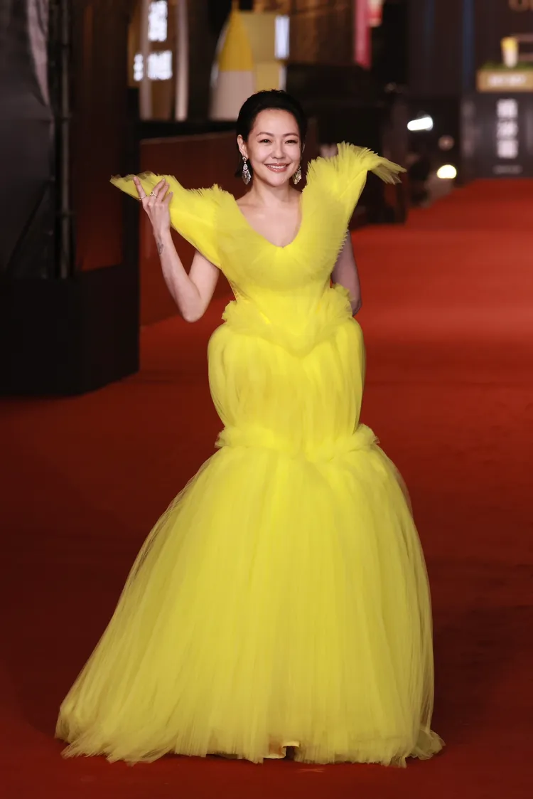 小S換上全球僅有一件的亮眼Windowsen黃色禮服。攝影中心攝