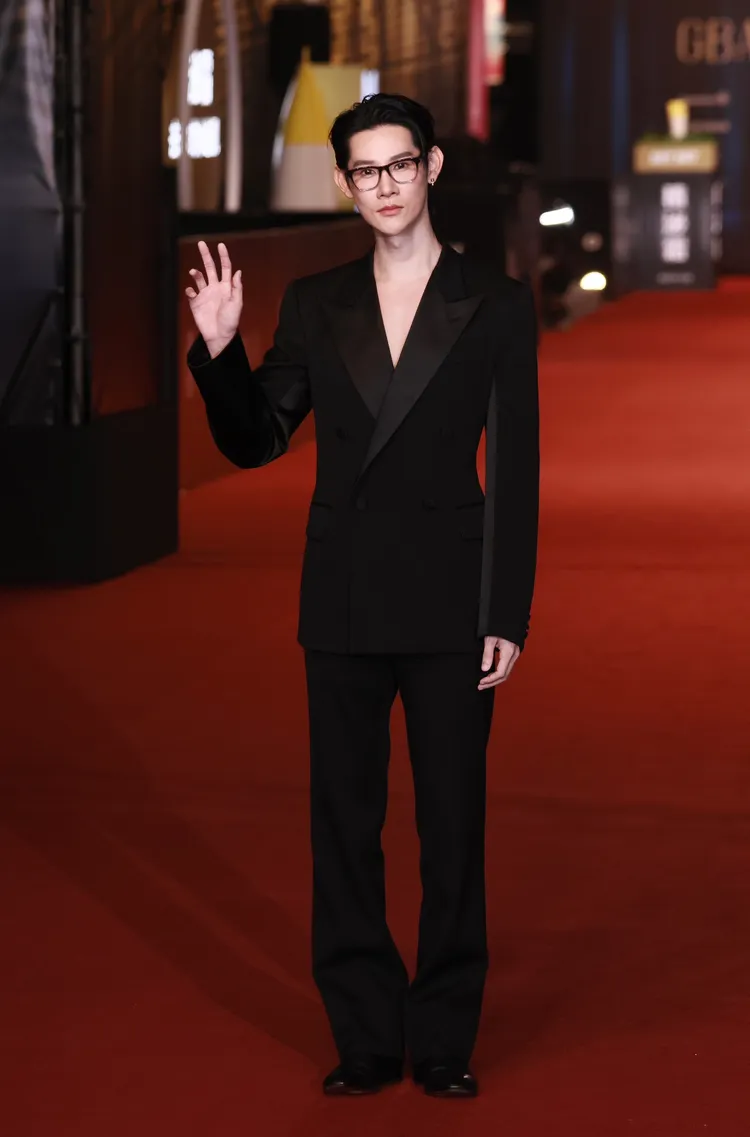 夏和熙以低胸西裝外套搭配眼鏡造型當起性感書生。攝影中心攝