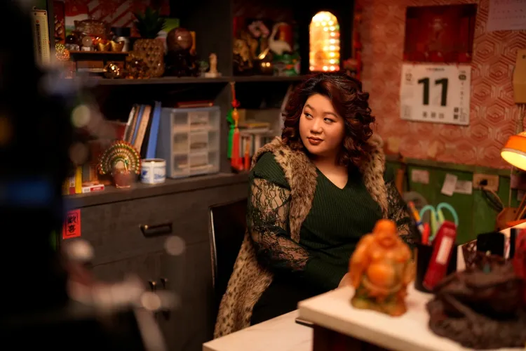 蔡嘉茵化身江湖味茶室老闆娘。后花園影像製作提供