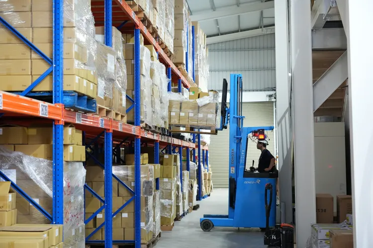 闆妹的工廠倉庫，為雙11備足貨品。彭欣偉攝