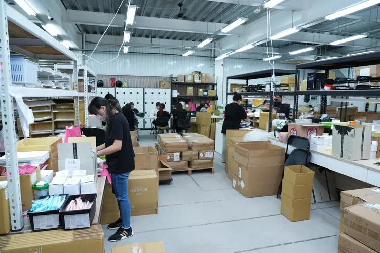 闆妹團隊都在為雙11備戰。彭欣偉攝