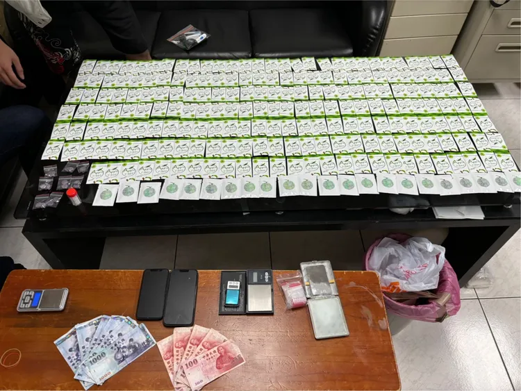 嫌犯車上起出大批毒品。翻攝畫面