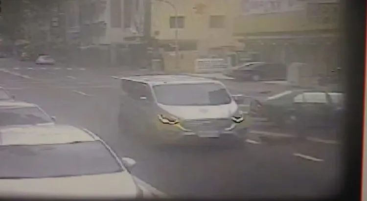 嫌犯衝撞休旅車，被警方逮捕。翻攝畫面