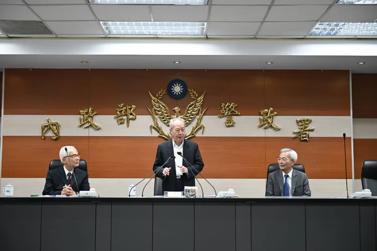 新任基金會董事長陳卿南（左）。警方提供