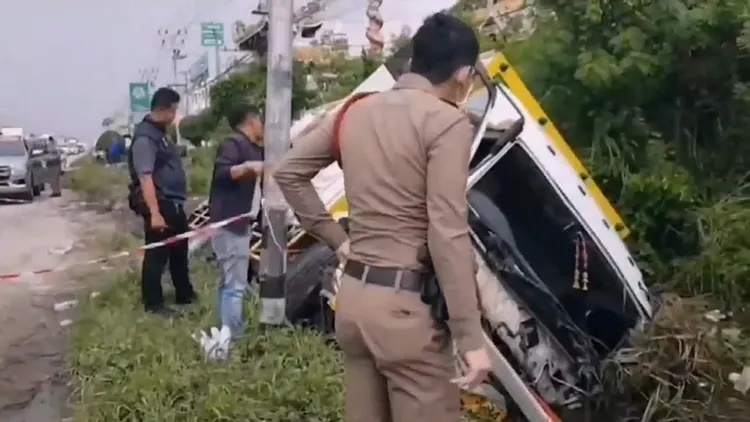 烏塔蓬的貨車失控後側翻進溝渠裡。翻攝自X