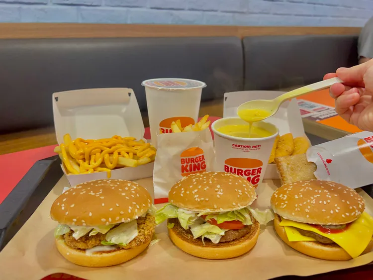 「1+1自由配」只要69元，比單點其中任一款漢堡的價格還低。漢堡王提供