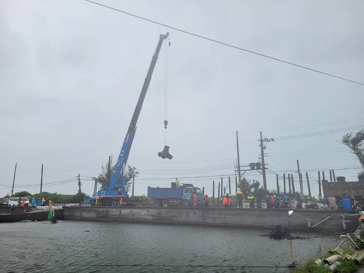 山陀兒颱風帶來強浪，造成屏東枋寮大庄海堤破堤，跨單位出動搶救。縣府提供